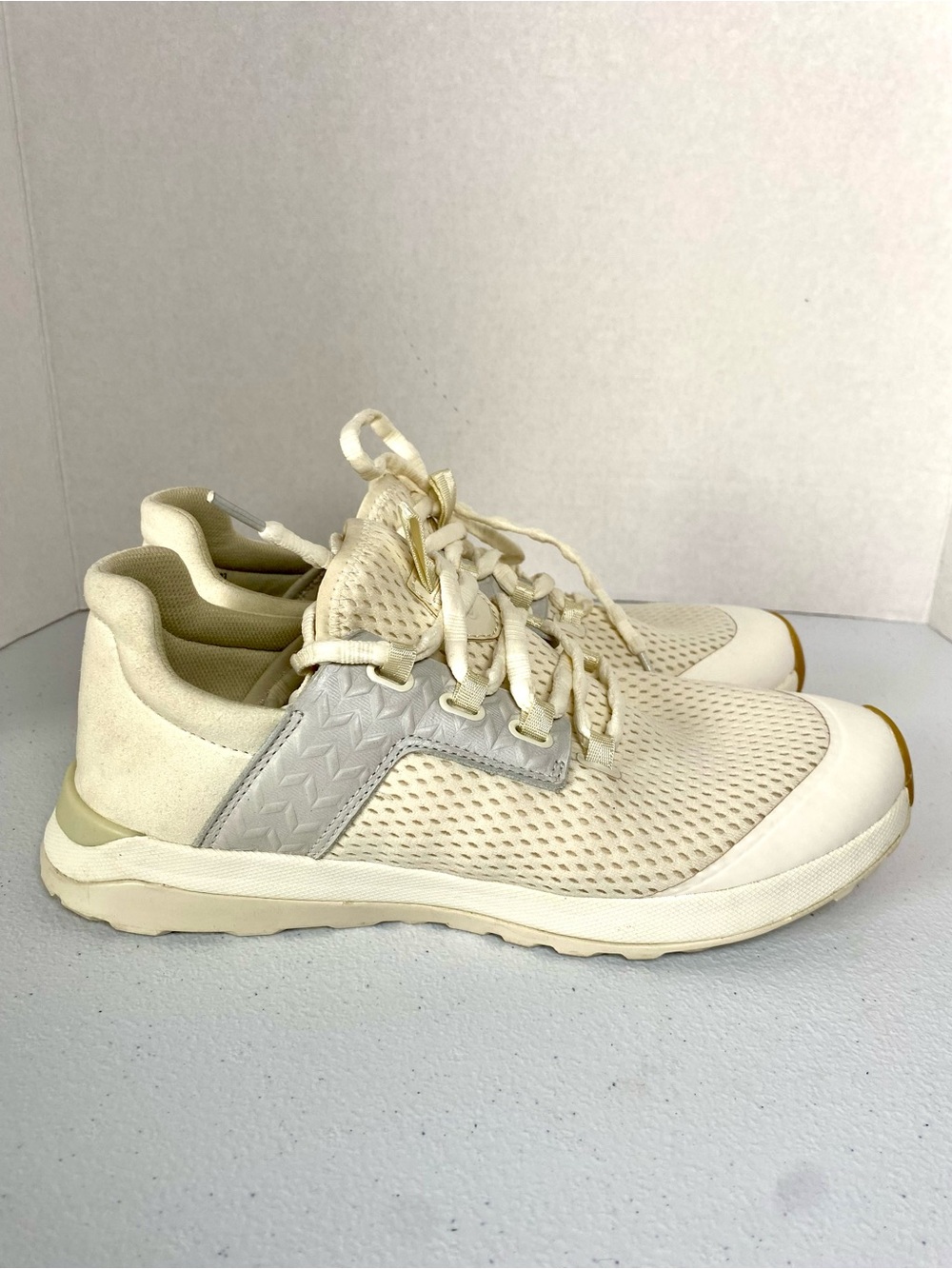 OluKai Shoes Women 9.5 Off White Wailuku Breathable Cushion Sneaker Athleisure